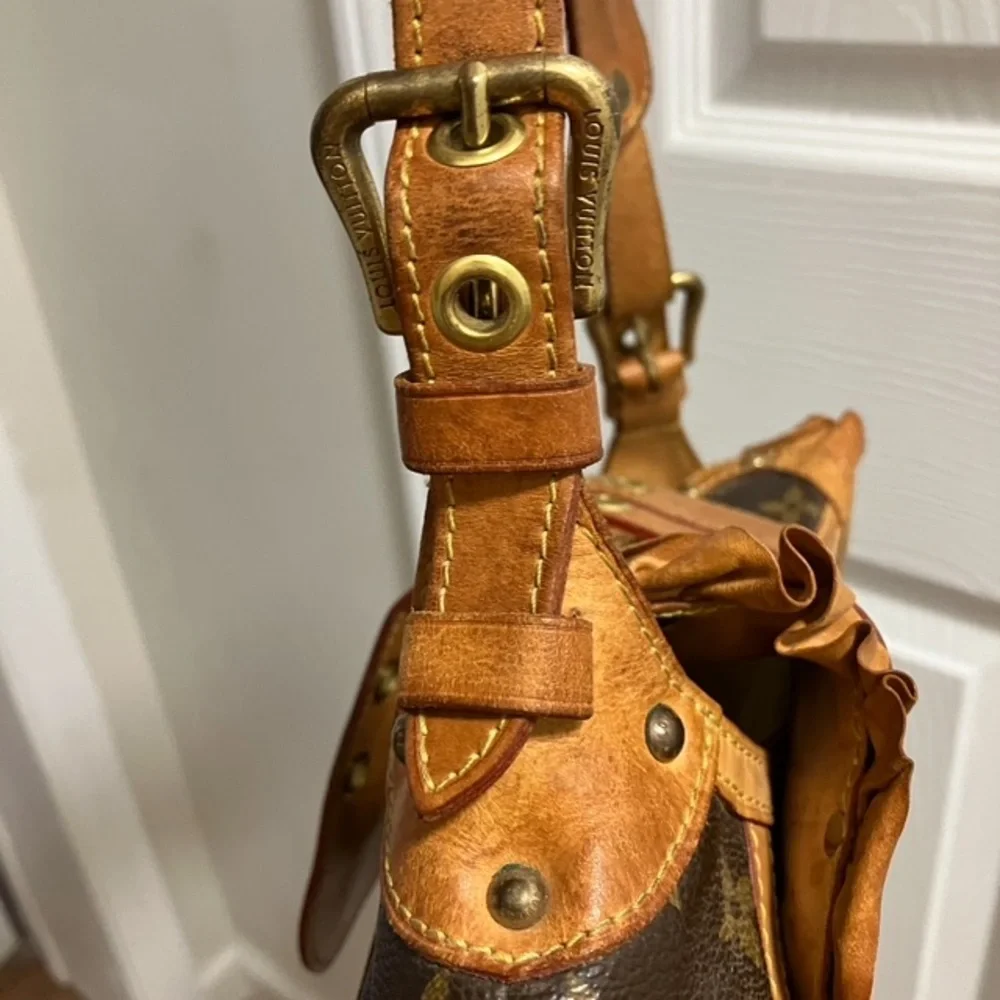 Authentic Louis Vuitton Leonor. Extra Strap Included. - Picture 7 of 10